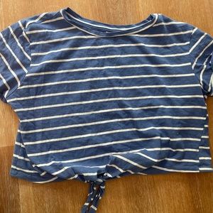 cropped t-shirt with tie at the bottom